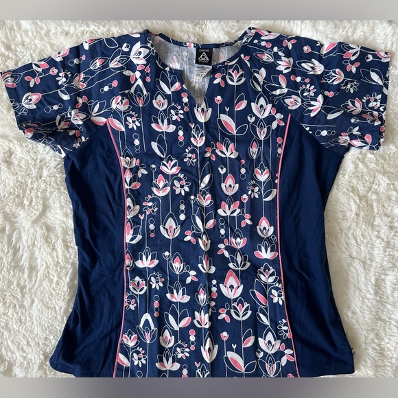 Stretchy floral scrub top - Picture 1 of 3